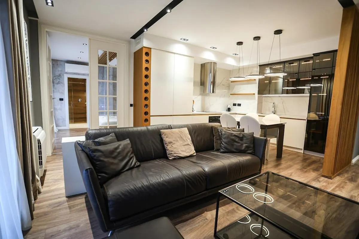 アパート Miku Apartment-Luxurious 2Bd Private Parking ティラナ