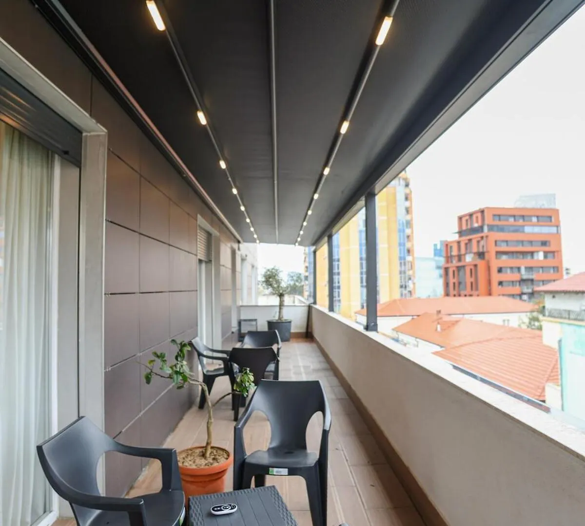 アパート Miku Apartment-Luxurious 2Bd Private Parking ティラナ